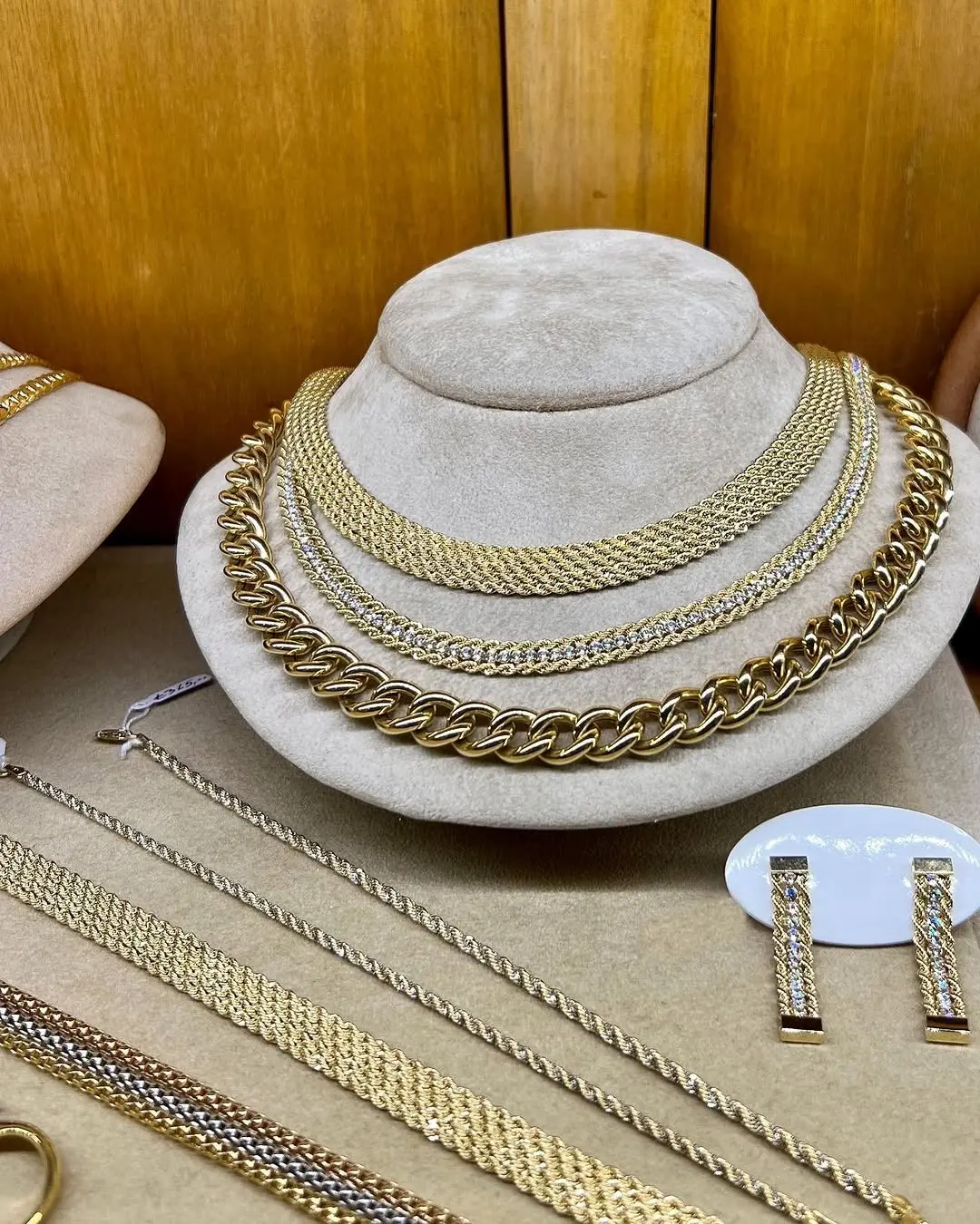 Un busto di velluto con quattro catene d'oro di maglie diverse, e altre catene stese sotto