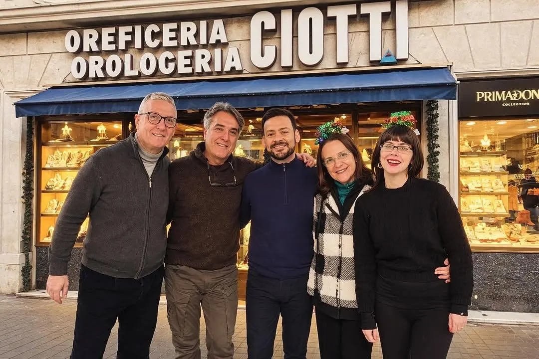 Le persone del negozio davanti all'ingresso, sotto l'insegna Oreficeria Orologeria Ciotti e il tendalino blu