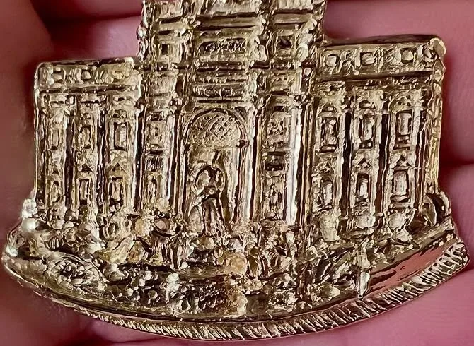 Il pendente della Fontana di Trevi in oro 18 carati, con la facciata e le statue a rilievo, sul palmo di una mano