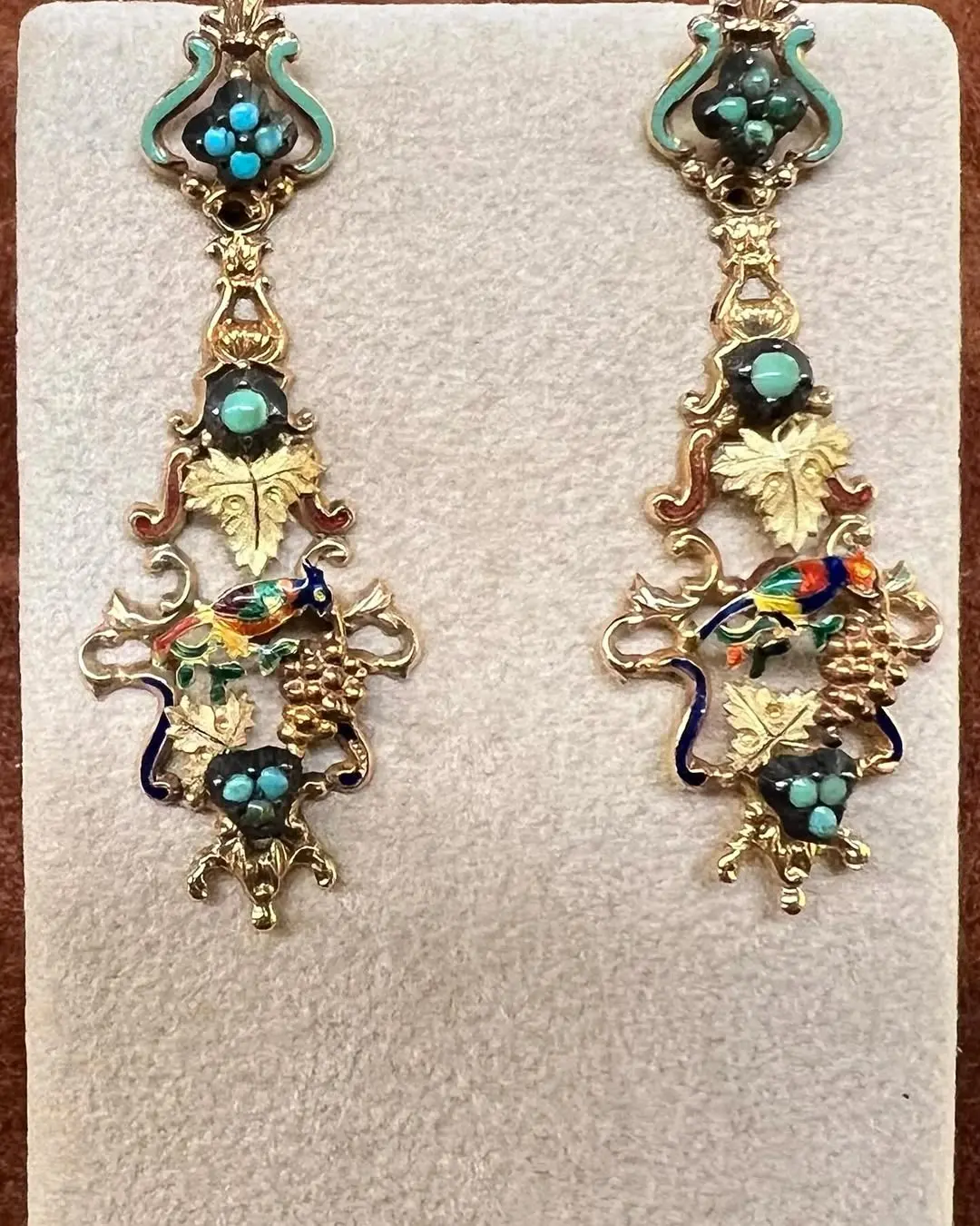 Un paio di orecchini pendenti dei primi del Novecento in oro 9 carati, con turchesi, smalti e foglie d'oro