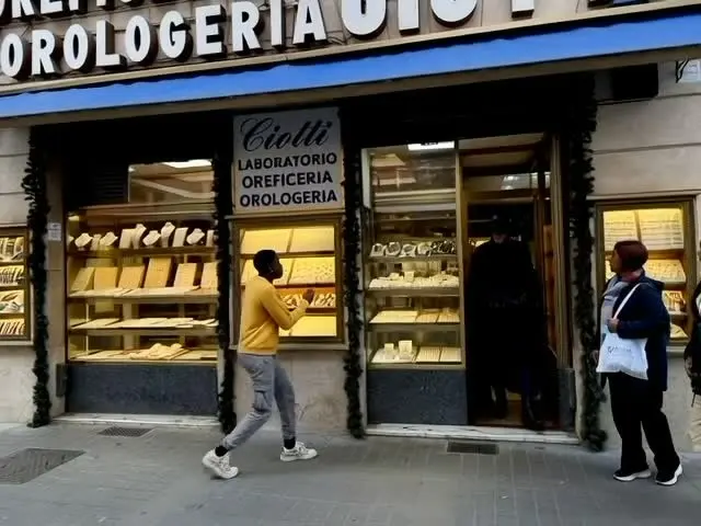 La porta del negozio con la scritta Ciotti, laboratorio, oreficeria, orologeria, e le vetrine piene di gioielli