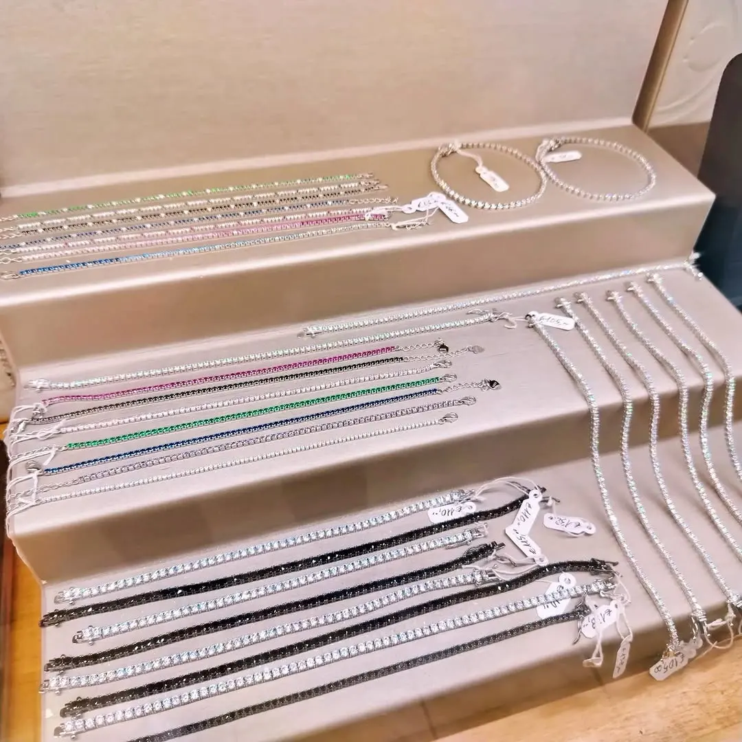Il cassetto dei bracciali tennis in argento 925, con pietre bianche, nere, rosa, verdi e blu